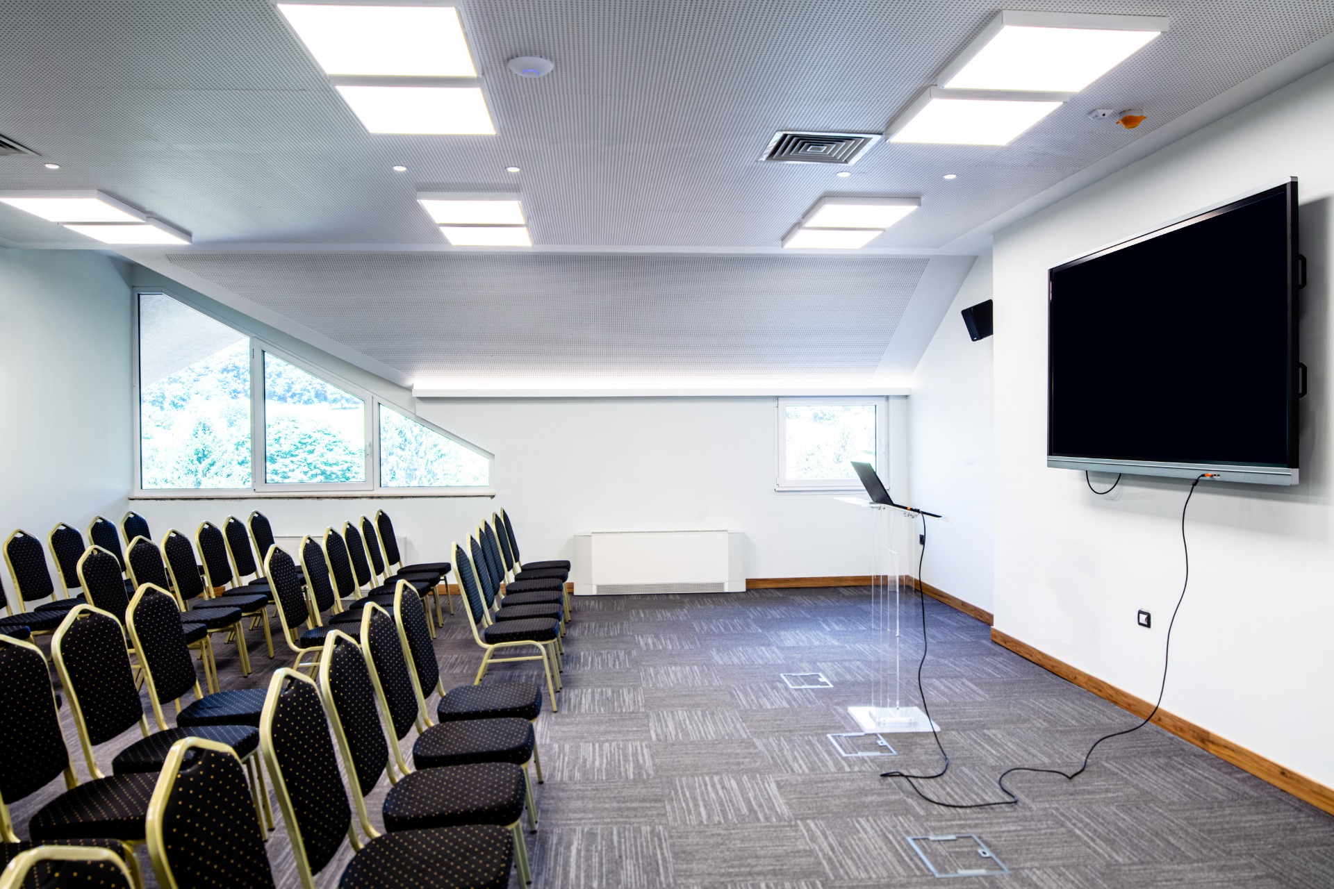 Cho thuê thiết bị trình chiếu: Màn hình Led, máy chiếu, ti vi